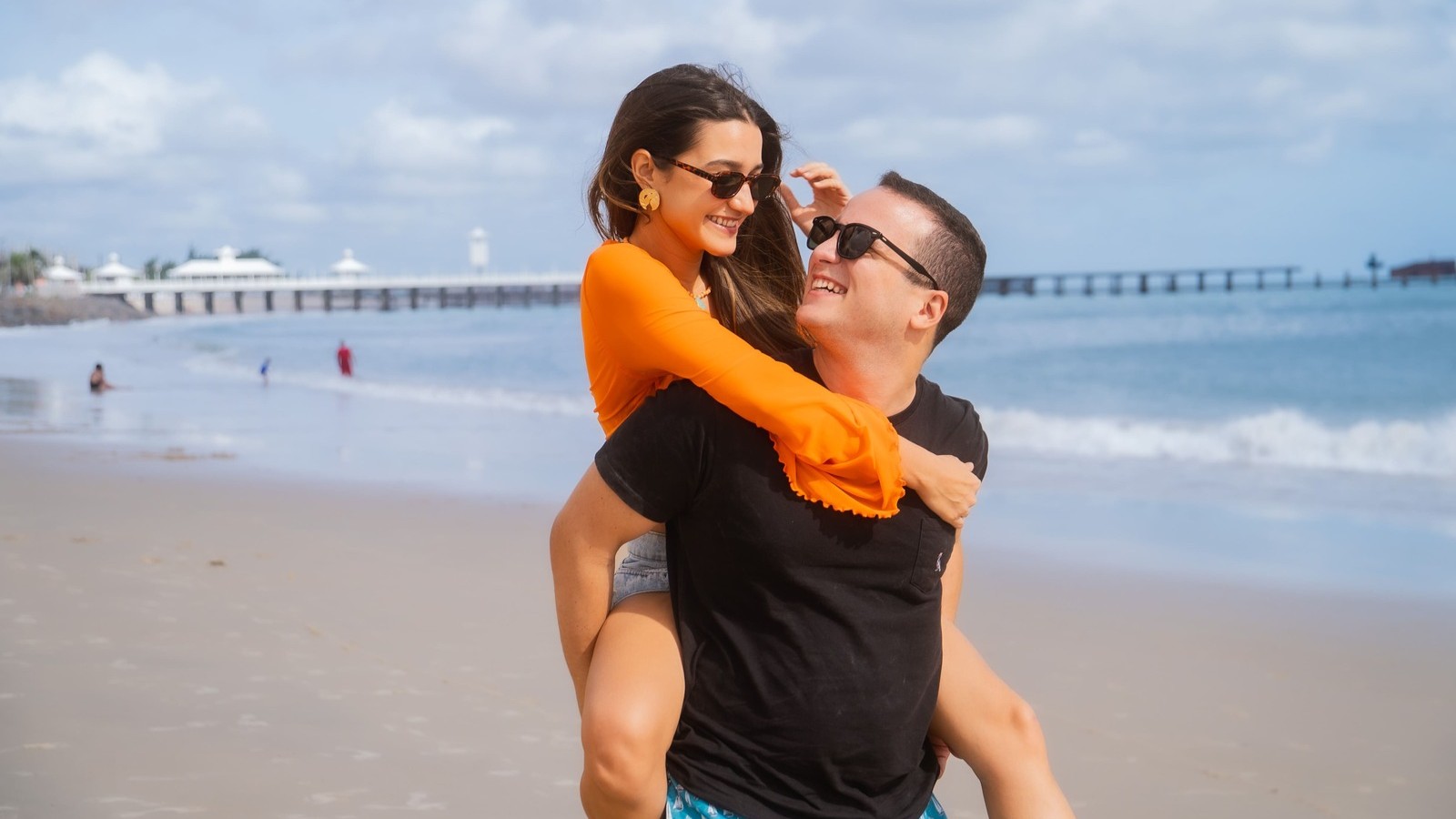 uma homem e uma mulher na praia